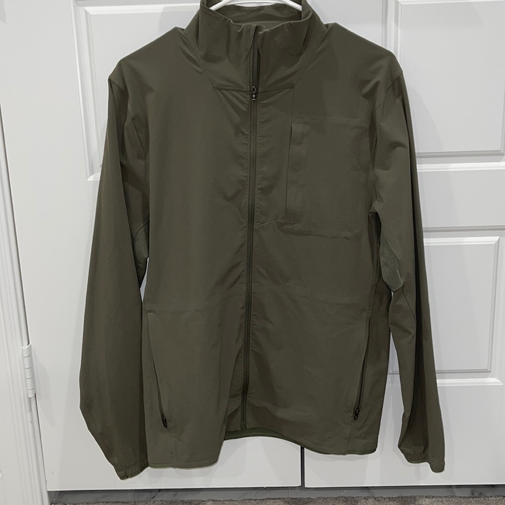 Lululemon men’s light weight olive green jacket size small